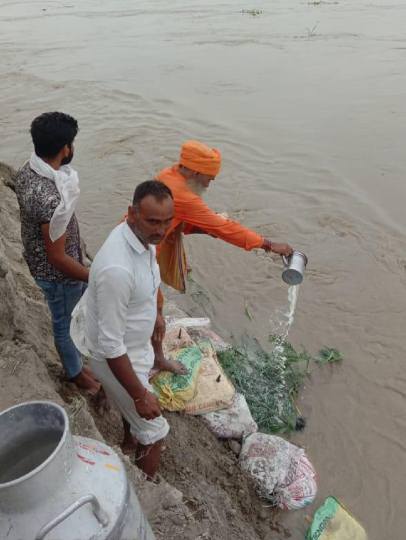 गंगा का तटबंध टूटा, कई गांवों में जलभराव का खतरा