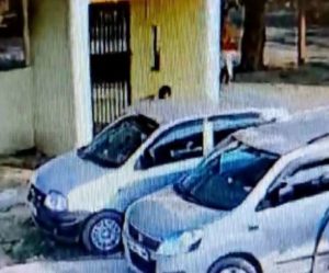 मेरठ में लोहिया नगर मंडी से दिनदहाड़े कार चुराई, CCTV में हुई वारदात