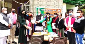 सांसद ने शास्त्रीनगर में नये मतदाताओं के फार्म भरवाये