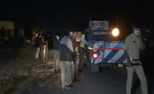 सूरत के कोसांबा में सड़क किनारे सो रहे मजदूरों को ट्रक ने कुचला, 12 की मौके पर मौत, 3 ने अस्पताल में तोड़ा दम