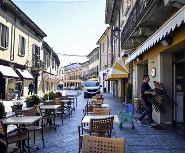कोविड-19 की नई वेव के कारण इटली में दुकानों, स्कूलों को बंद किया गया