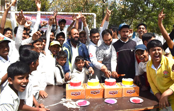 करन क्रिकेट एकेडमी के खिलाड़ियों ने केक काटकर मनाई होली
