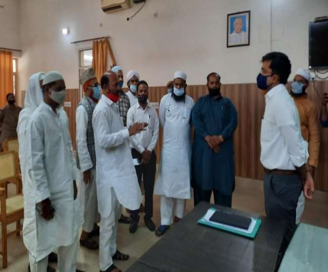 मेरठ में मुस्लिम समाज के लोगों ने की मस्जिदों में नमाज पढ़ने वालों की संख्या बढ़ाने की मांग