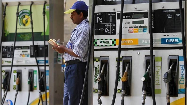 दीपावली का तोहफा: केंद्र सरकार ने पेट्रोल पर 5 रुपये और डीजल पर 10 रुपये की एक्साइज ड्यूटी घटाई, कल से लागू होंगे नए दाम