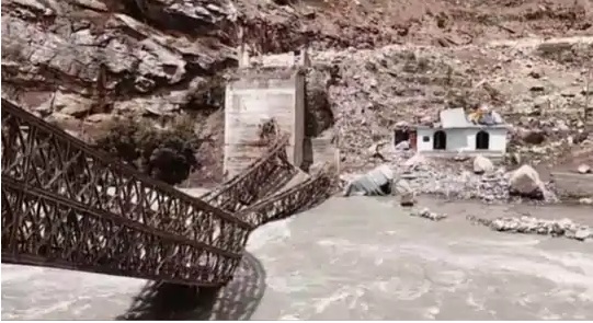 हिमाचल (किन्नौर) : पुल टूटने से 3 गांव से संपर्क टूटा, 60 पर्यटक व 4 हजार ग्रामीण फंसे; सेना और आईटीबीपी को हेलीकॉप्टर से भेजा जा रहा है जरुरी सामान