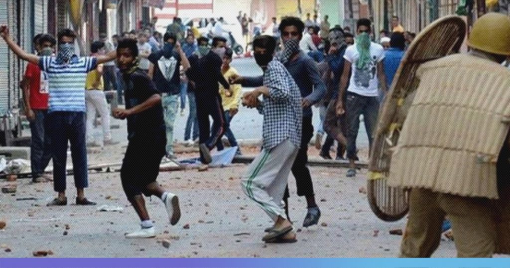 जम्मू-कश्मीर: देशद्रोहियों और पथराव करने वालों पर सरकार की बड़ी कार्रवाई, अब न सरकारी नौकरी मिलेगी न विदेश जाने की अनुमति