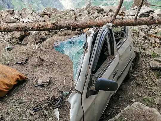 हिमाचल: गिरा आफ़तो का पहाड़-किन्नौर भूस्खलन हादसे में 13 लोगों की मौत, 13 को बचाया गया; 25 और के फंसे होने की आशंका