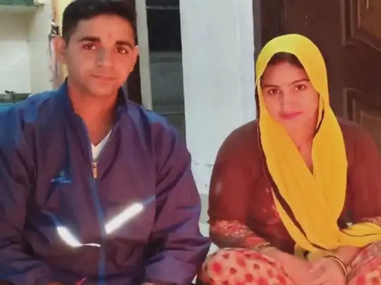 कश्मीर में फौजी, एटा में पत्नी ने लगाई फांसी: 6 दिन पहले जवान ने की थी खुदकुशी, ससुराल वालों ने नहीं करने दिया अंतिम दर्शन, तो पत्नी बोली- यहां नहीं मिली तो ऊपर मिलूंगी