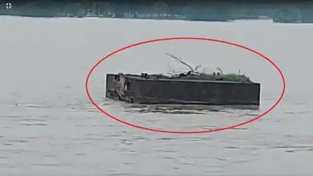 क्या आपने कभी ऐसा नजारा देखा है? गंगा नदी में बहने लगा पूरा घर, वायरल हुआ वीडियो