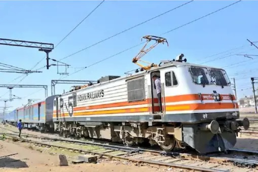 रेल प्रशासन ने दी यात्रियों को सहूलियत: ट्रैक पर चलने लगी लखनऊ-मेरठ सिटी स्पेशल ट्रेन, इसमें रोजाना सफर कर सकेंगे यात्री