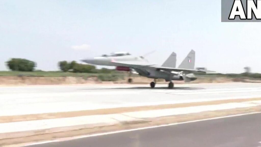 राष्ट्रीय राजमार्ग पर भारतीय वायुसेना का शक्ति का प्रदर्शन, सुखोई पहली बार उतरे; वीडियो देखें