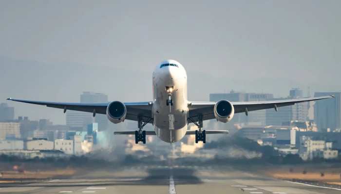 घरेलू हवाई उड़ानों पर लगी रोक हटाई, 18 अक्टूबर से फ्लाइट की प्रत्येक सीट की होगी बुकिंग; कोरोना केस घटने पर लिया नागरिक उड्डयन मंत्रालय ने फैसला