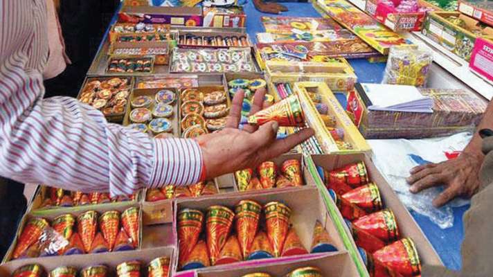 पटाखों की बिक्री को लेकर उत्तर प्रदेश डीजीपी का बड़ा आदेश, इन लोगों पर हो सकती है कार्रवाई