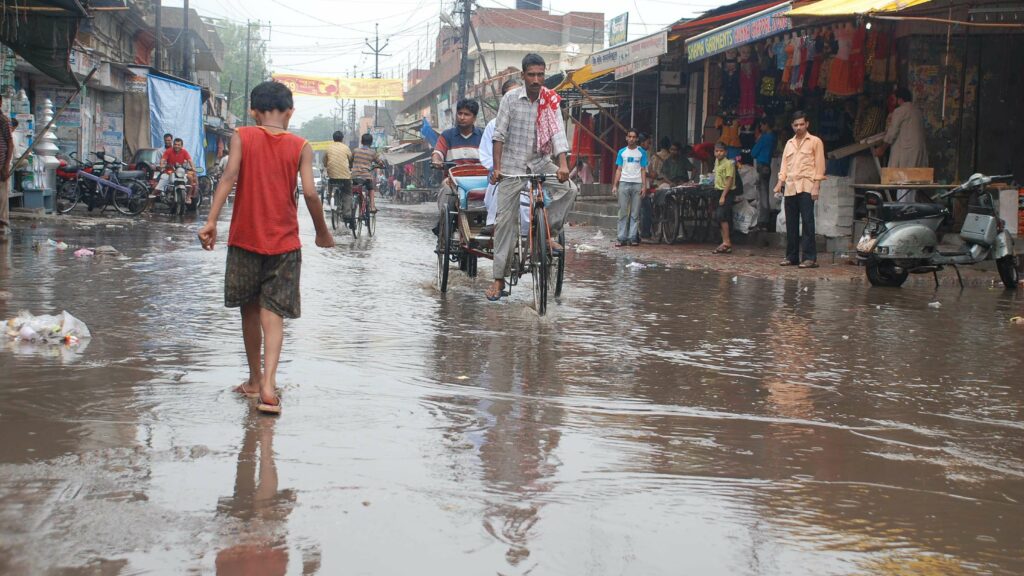 उत्तर प्रदेश के 30 जिलों में लगातार बारिश: मेरठ-मुरादाबाद में स्कूलों में हुई छुट्टी, 2 दिनों तक ऐसा ही रहेगा मौसम