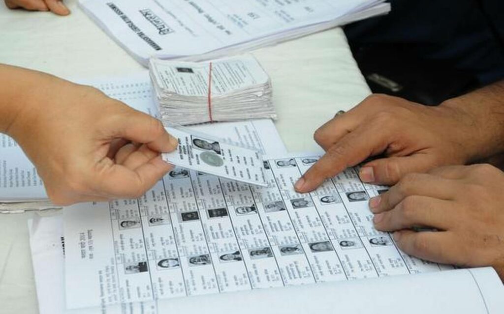 उत्तर प्रदेश चुनाव: ऐप से चेक करें वोटर लिस्ट में अपना नाम, और गलती में करें सुधार