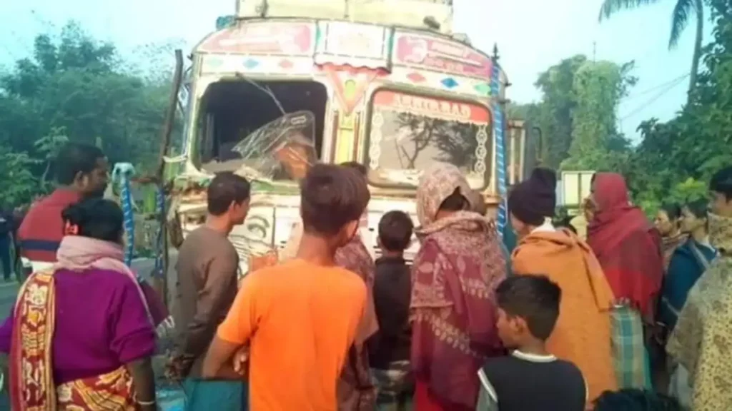 पश्चिम बंगाल के नादिया में सड़क किनारे खड़े ट्रक से टकराई तेज रफ्तार मेटाडोर,18 लोगों की दर्दनाक मौत