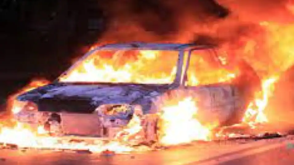 बुलंदशहर: कार में लगी आग, जिंदा जला ड्राइवर,अनियंत्रित होकर पेड़ से टकराई तेज रफ्तार कार, 2 घायल, कूदकर बचाई जान