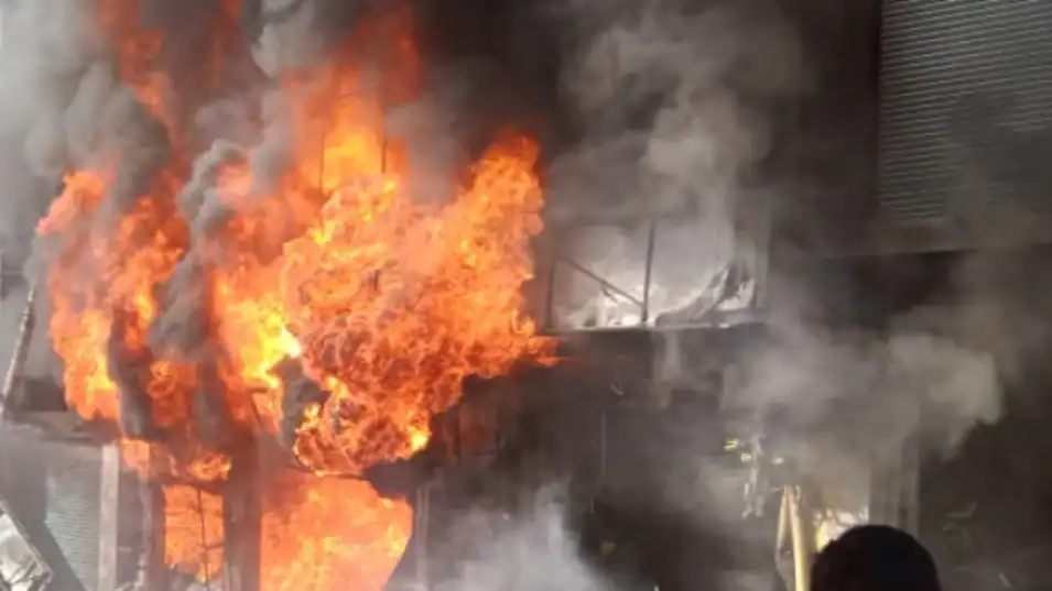 मेरठ: मवाना में आग बुझाने के प्रयास में गईं 3 जिंदगी, आग में जलकर 3 की मौत का मामला, अंदर के हिस्से में लगी थी आग, आग में घिरे नहीं निकल पाए बहार