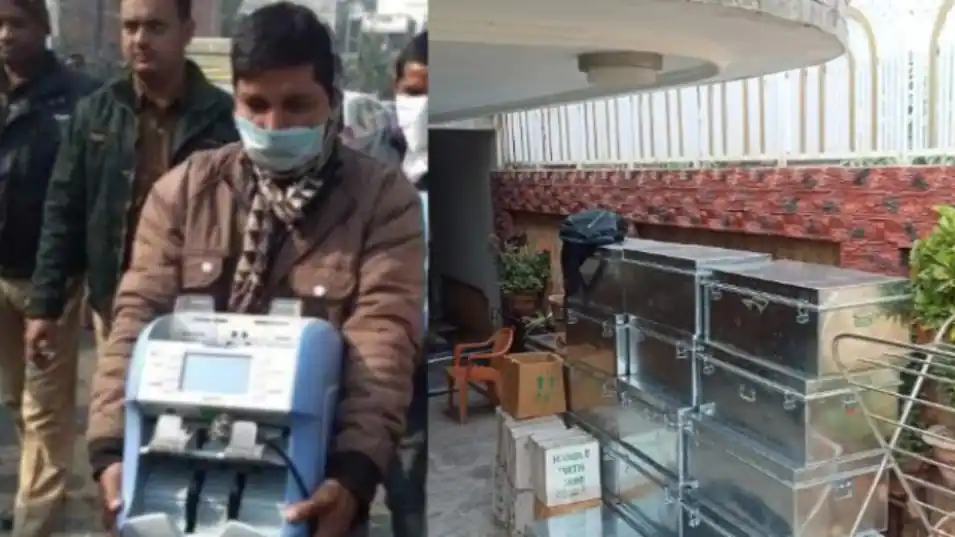 इनकम टैक्स रेड : कानपुर में 2 कारोबारियों पर आयकर विभाग की कार्रवाई, अब तक160 करोड़ बरामद, मशीन से पैसे गिन रही टीम