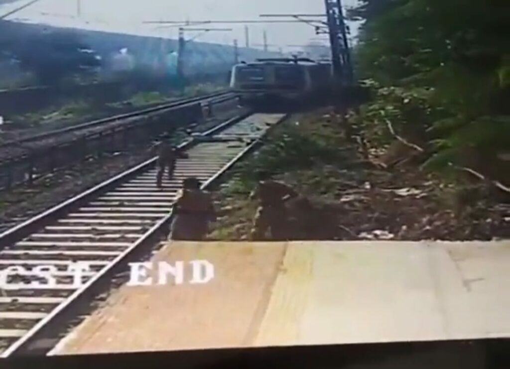सामने से आ रही तेज रफ्तार लोकल ट्रेन को देख पटरी पर सिर रखकर लेटा युवक, चालक ने इमरजेंसी ब्रेक लगाकर जान बचाई, देंखे वीडियो