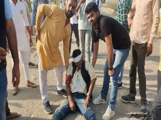 बागपत : रालोद कार्यकर्ताओं ने किया हंगामा, दोबारा वोटिंग की मांग, पुलिस ने दागे आंसू गैस के गोले, 10 रालोद कार्यकर्ता हुए घायल