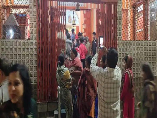 मेरठ: नंदी के दूध पीने की अफवाह, शिव मंदिरों में देर रात पहुंचे लोग नंदी को दूध पिलाने