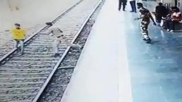 VIDEO: हाई स्पीड ट्रेन के आगे कूदा लड़का, देवदूत बन कर जीआरपी पुलिस कर्मी ने ऐसे बचाई जान