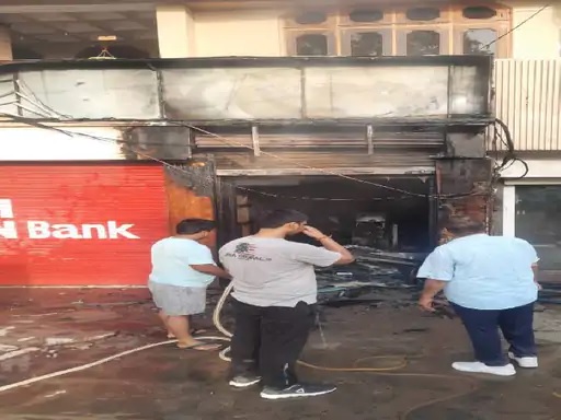 मेरठ : साउथ इंडियन बैंक के एटीएम में लगी भीषण आग, शॉर्ट सर्किट से आग लगने से केबिन और एटीएम मशीन जल कर राख हुए