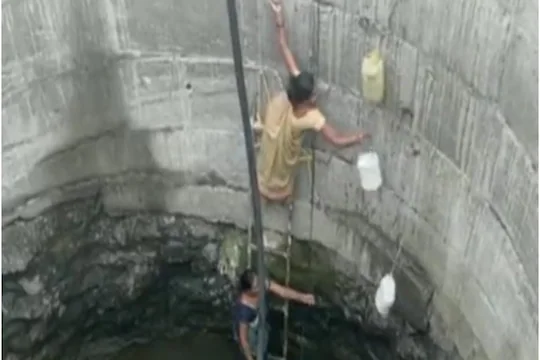 पीने के पानी का संकट : महिलाएं अपनी जान जोखिम में डालकर कुएं से भर रही हैं पीने का पानी, देखें वीडियो