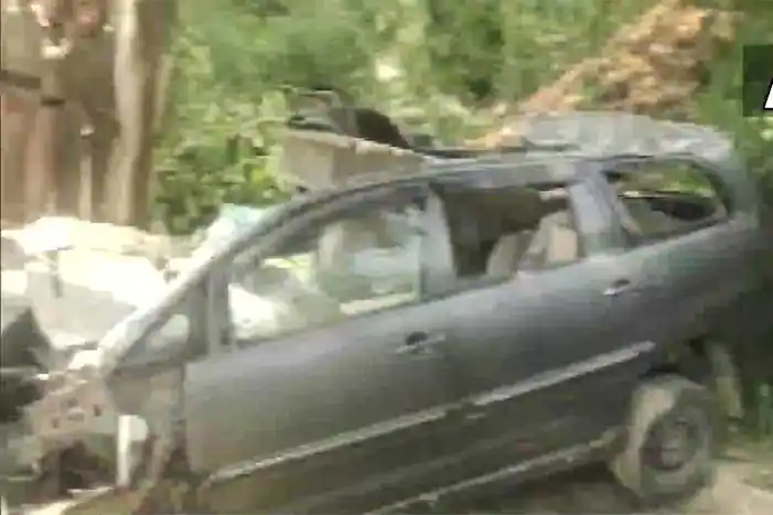 उत्तर प्रदेश में बड़ा सड़क हादसा, तेज रफ्तार इनोवा कार अनियंत्रित होकर पेड़ से जा टकराई, 6 लोगों की हुई मौत, 4 की हालत गंभीर