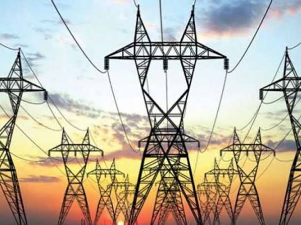 यूपी में बिजली कर्मचारियों पर सरकार का अल्टीमेटम बेअसर, अभी बिजली आपूर्ति सामान्य होने के नहीं कोई आसार, संकट बरकरार
